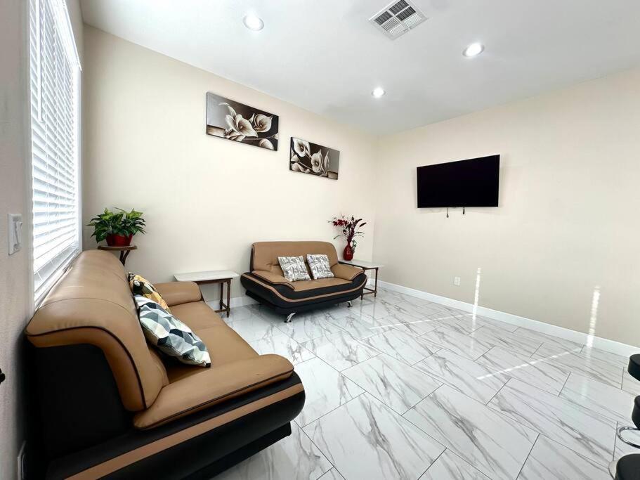 Midway City New Renovated House In Little Saigonヴィラ エクステリア 写真